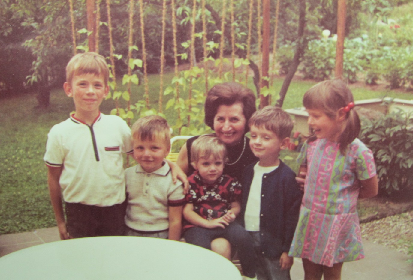 1970-omi-with-grandchildren